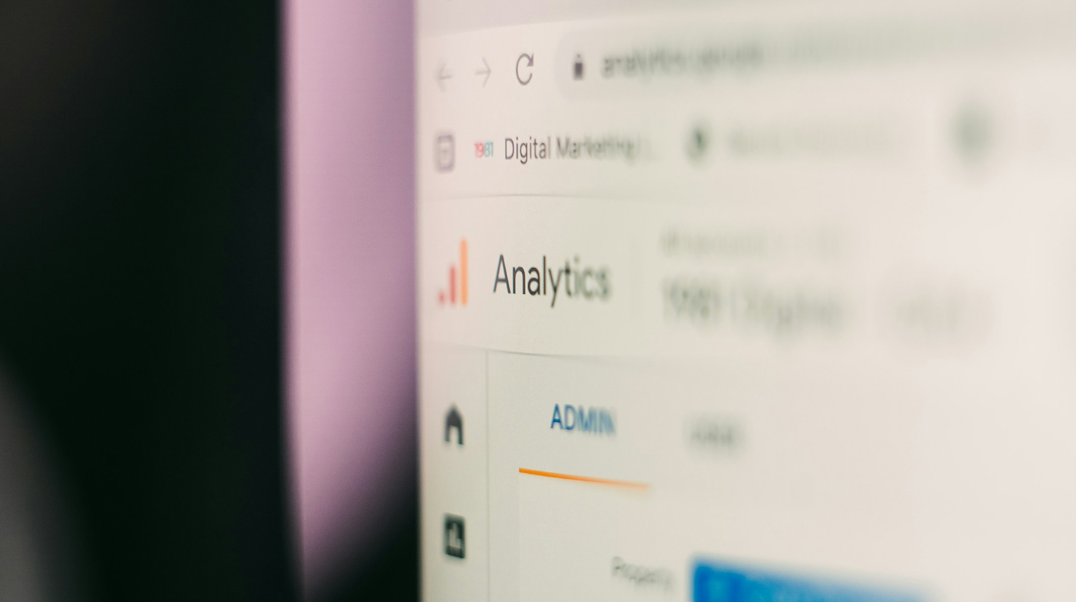 Pantalla de ordenador mostrando el panel de Google Analytics
