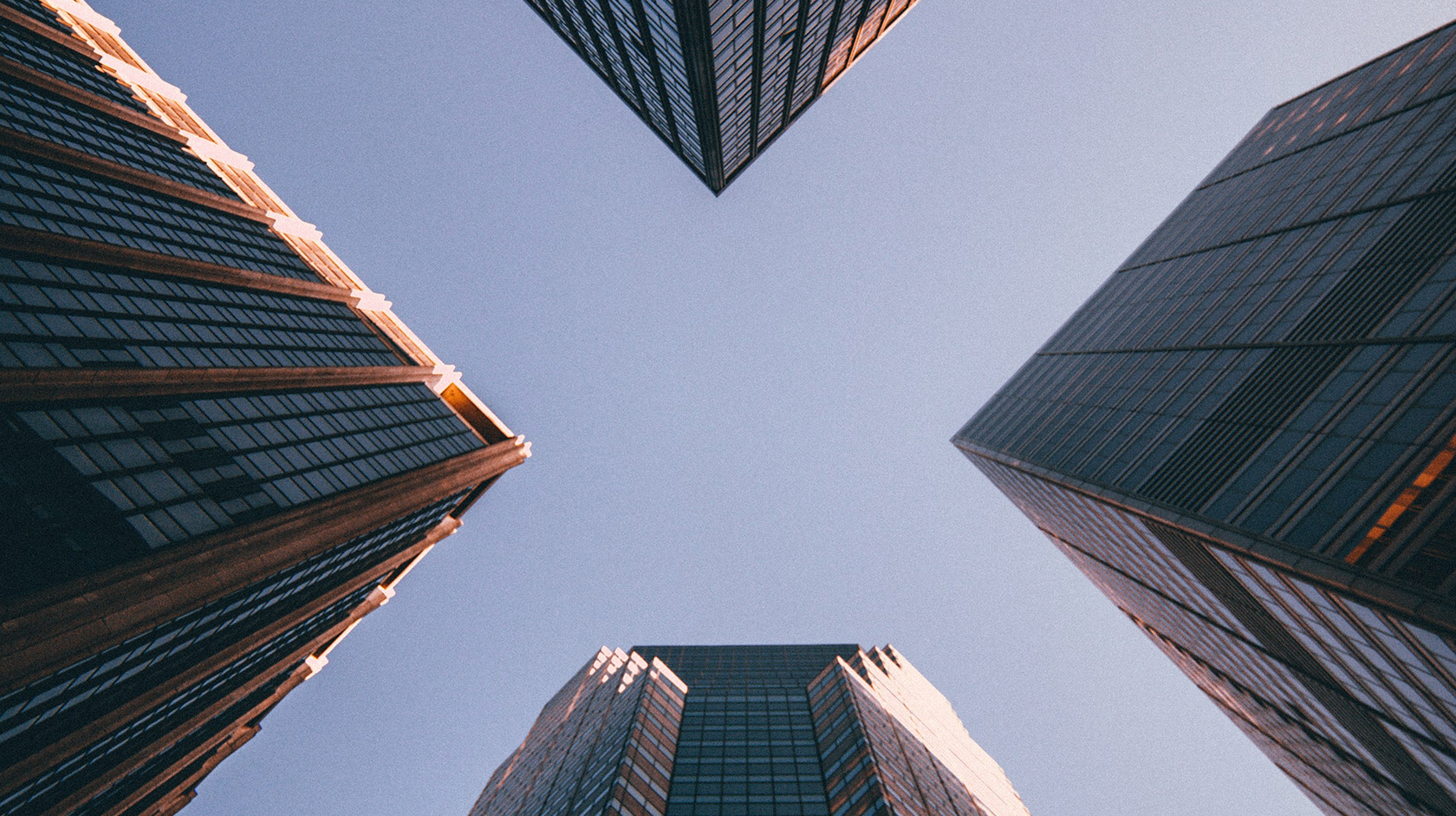 Vista de edificios corporativos desde abajo